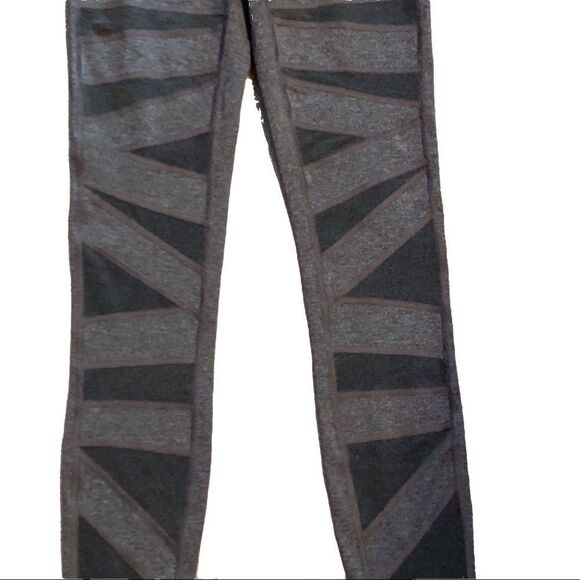 Lululemon-bandage style leggings grey size -2. Perfect for fall - Picture 3 of 5